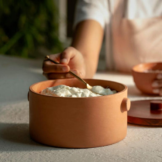 Brown Knurl Terracotta Curd Setter with Wooden Lid